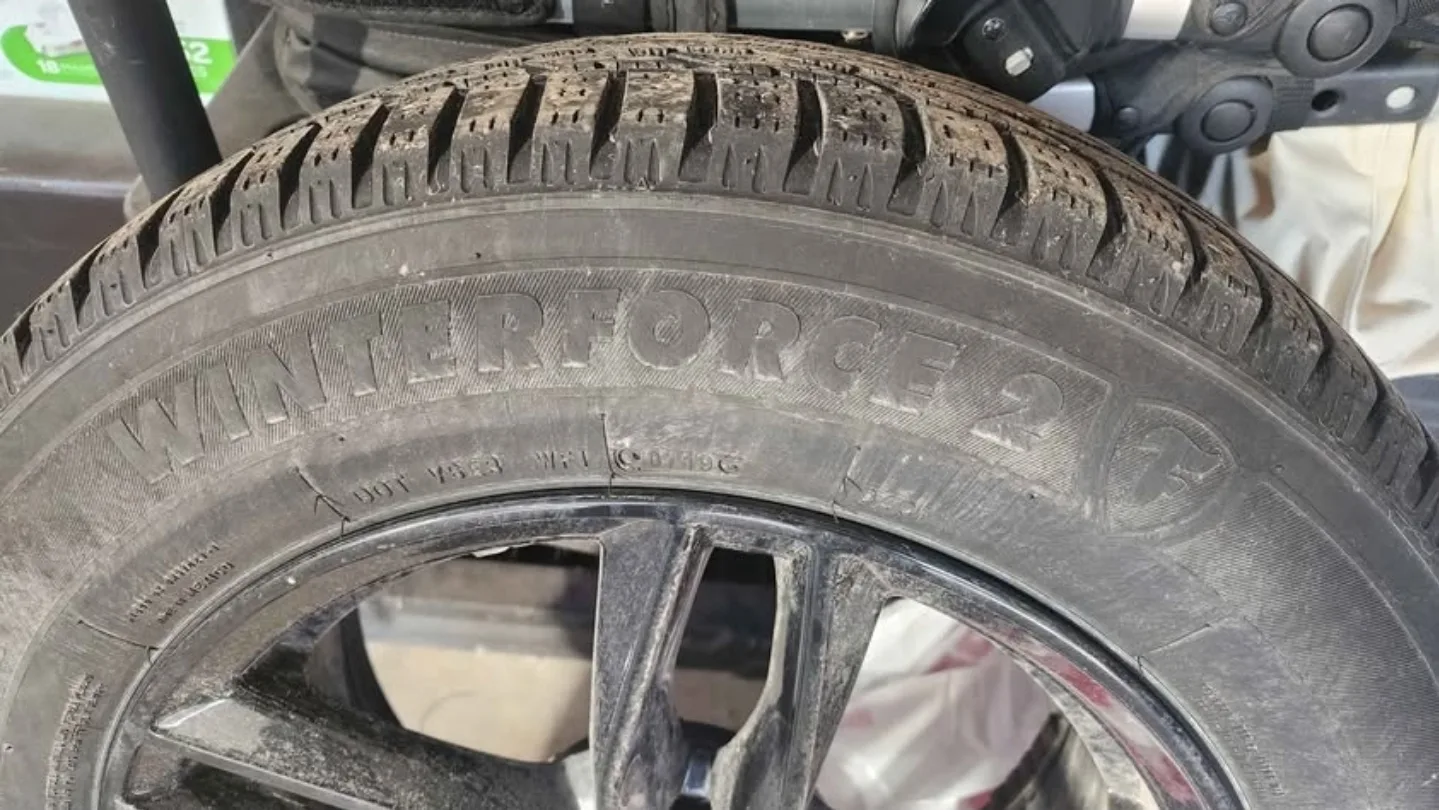 Firestone Winterforce 2 Tire + gloss black wheels - 215/65R17 image indicator(2)