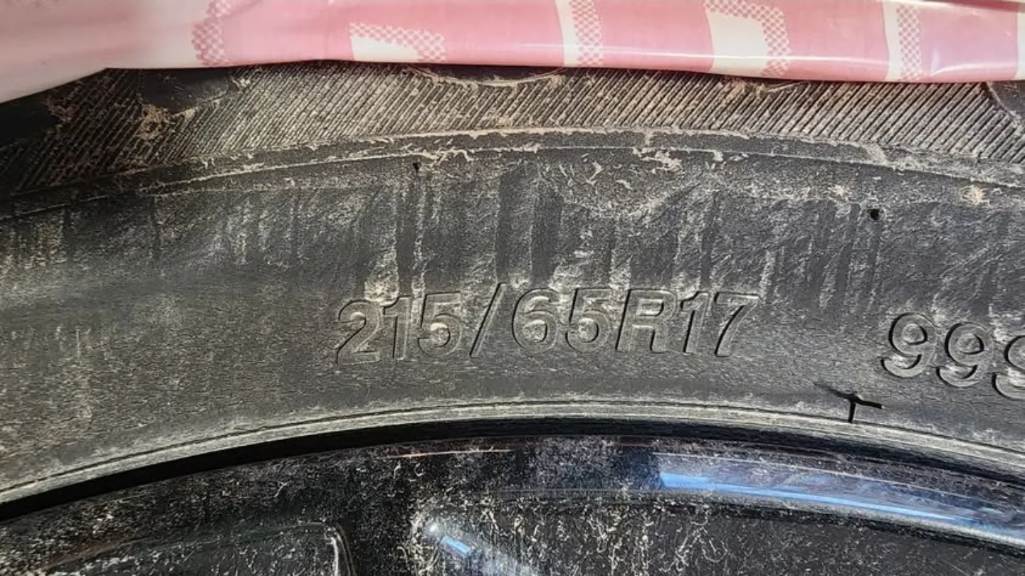 Firestone Winterforce 2 Tire + gloss black wheels - 215/65R17 image indicator(3)