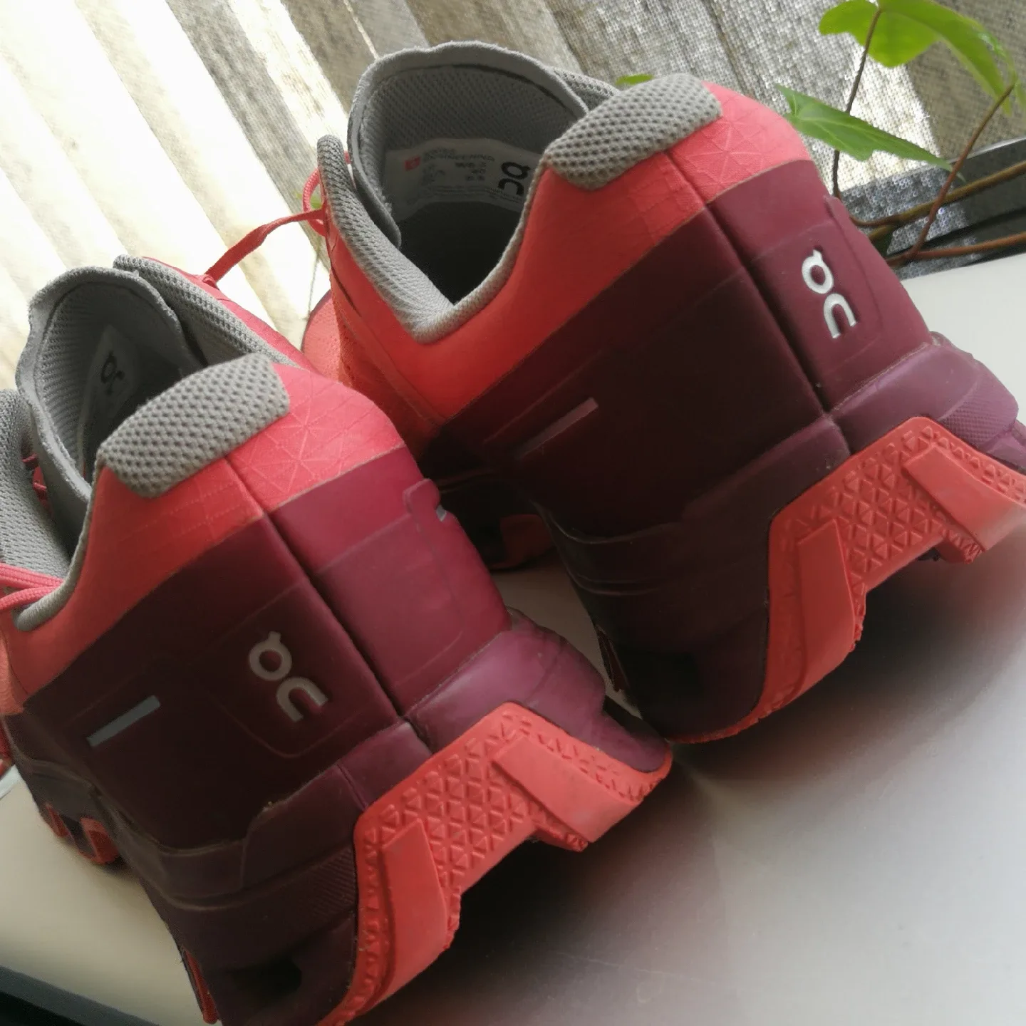 On Women's Running Shoes - Size US 8.5 image indicator(2)