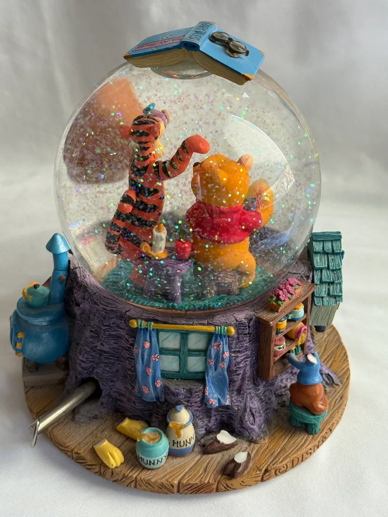 Disney Winnie the Pooh Snow Globe image indicator(2)
