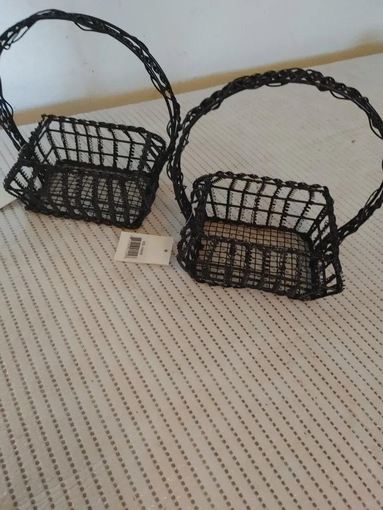 Set of 2 Black Wire Baskets -5$ each thumbnail