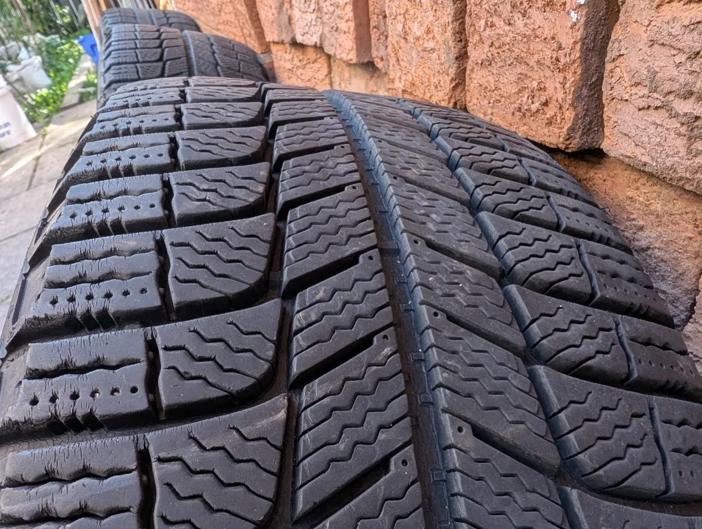 Michelin Winter Tires 205/55 R16 image indicator(2)