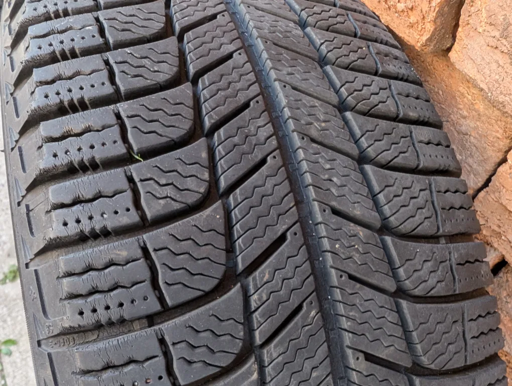 Michelin Winter Tires 205/55 R16 image indicator(4)