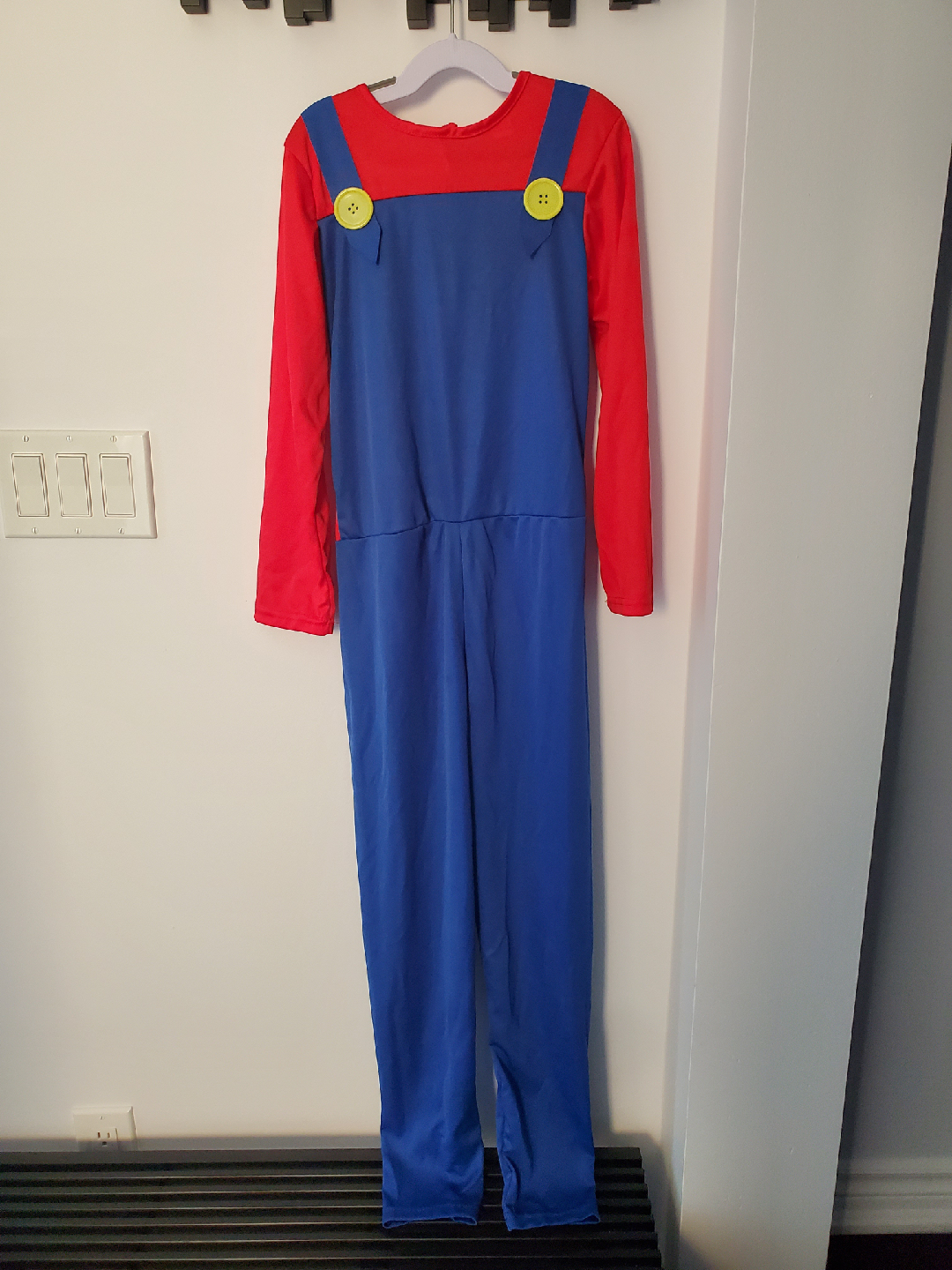 Mario Costume - Includes hat and gloves! (Age 9-11)