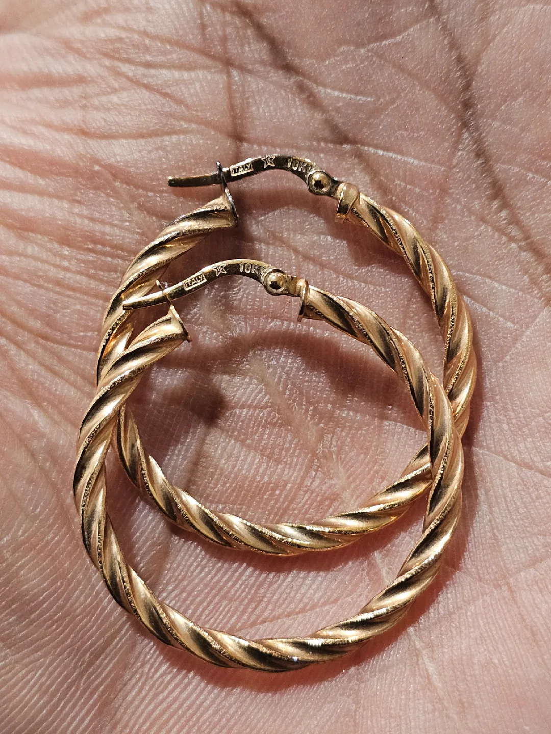 10k Gold Hoop Earrings image indicator(2)