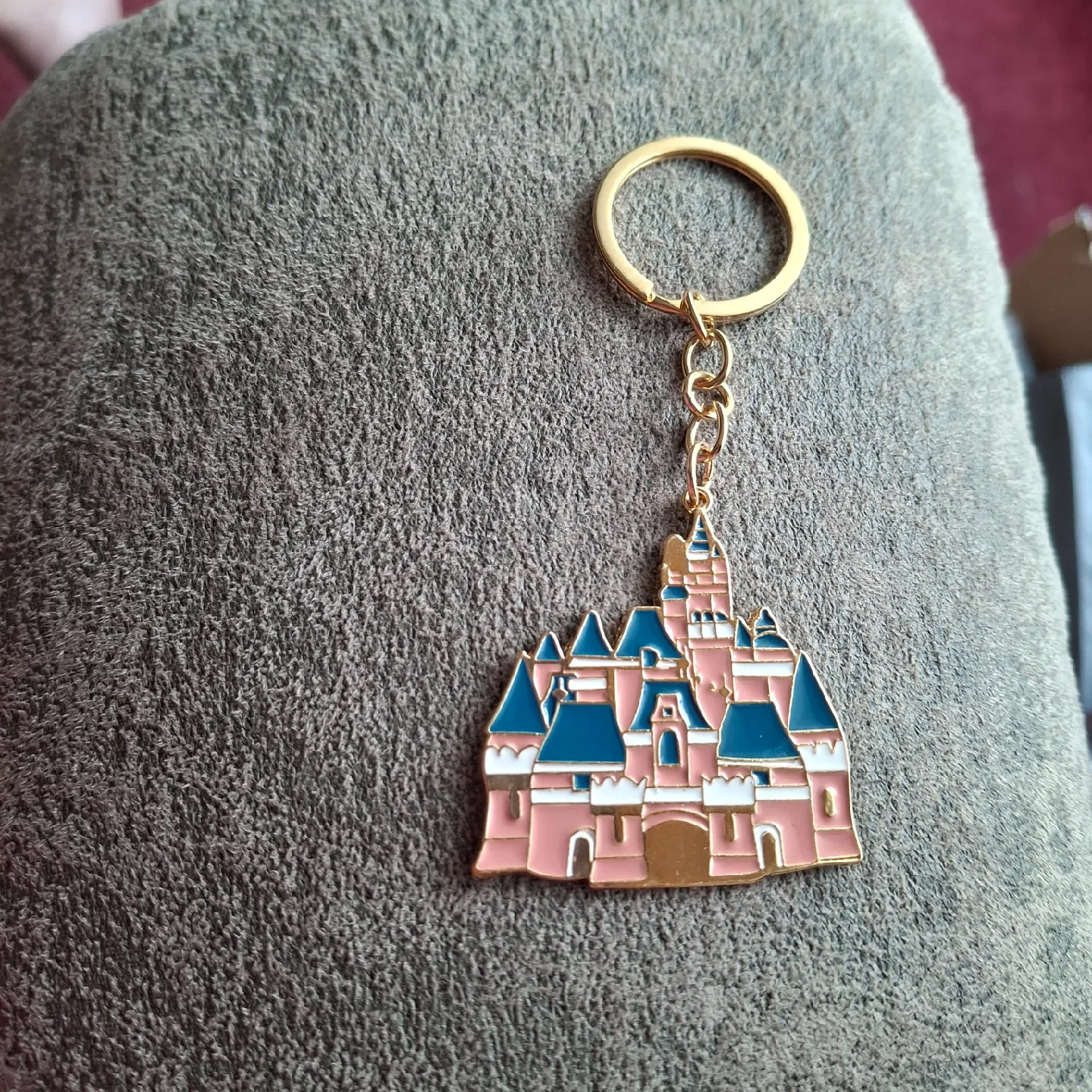 Disney Castle Keychain thumbnail