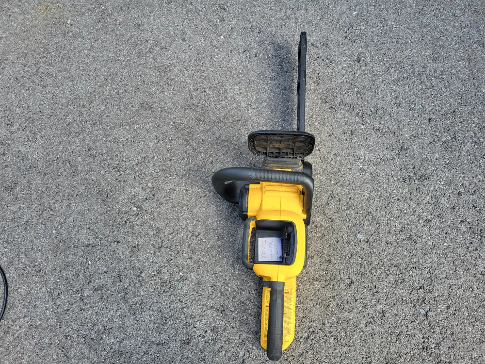 DeWalt 16-inch Cordless Chainsaw image indicator(2)