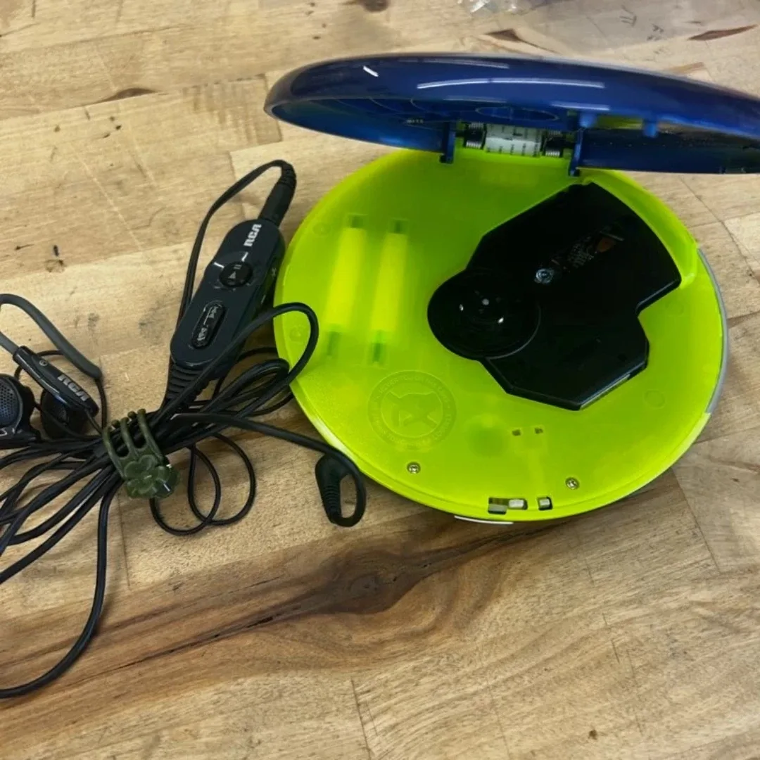 Vintage (2000s) RCA Portable CD Player image indicator(2)