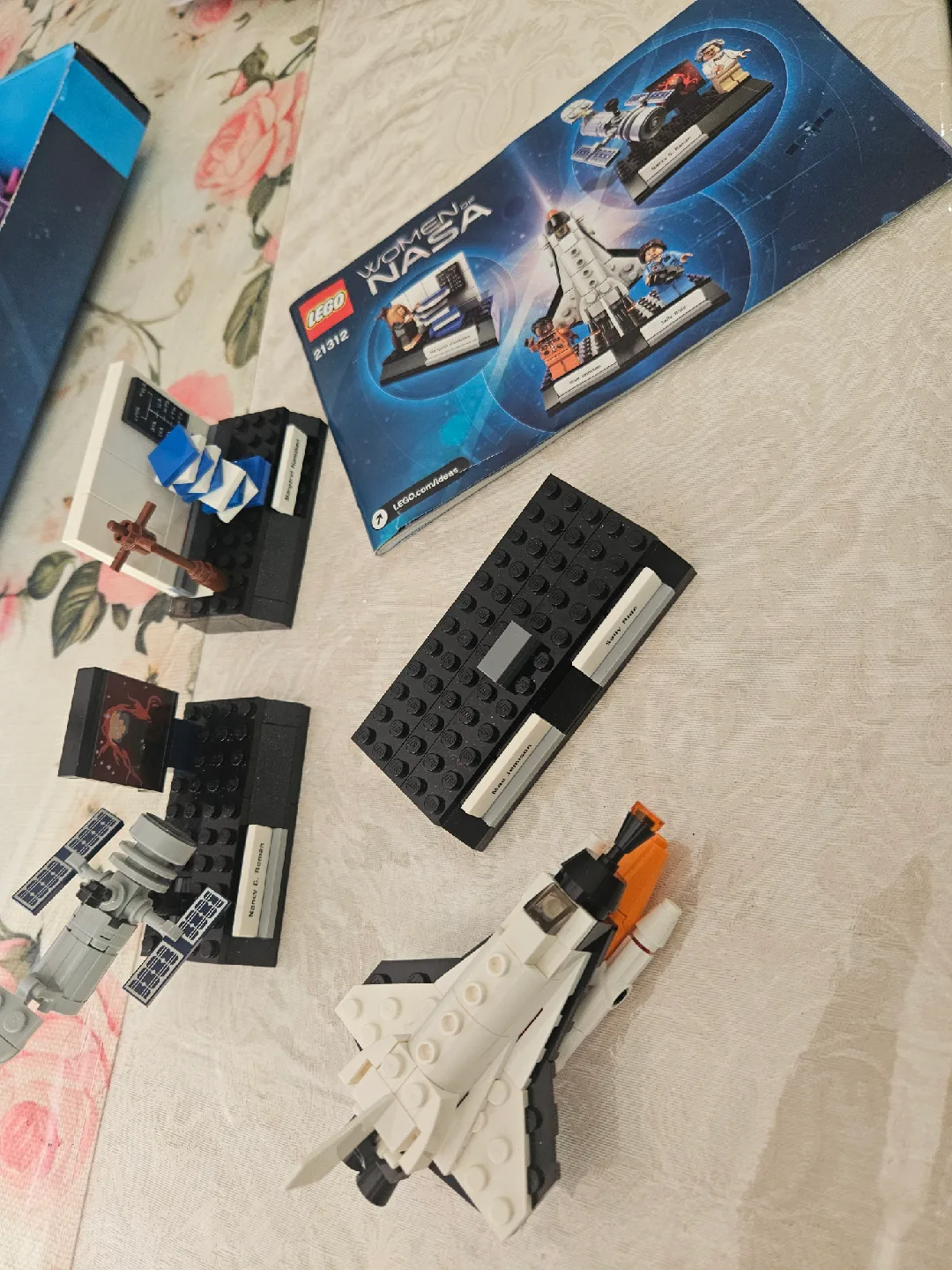 Lego Women of NASA 21312 thumbnail