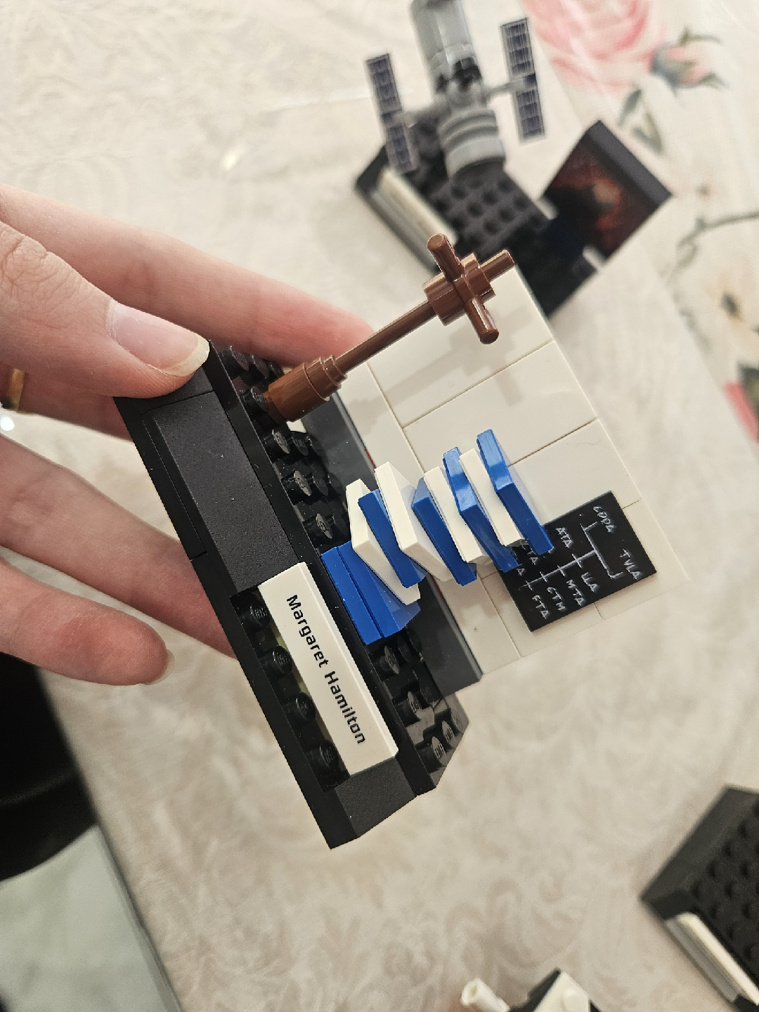 Lego Women of NASA 21312 - photo 4