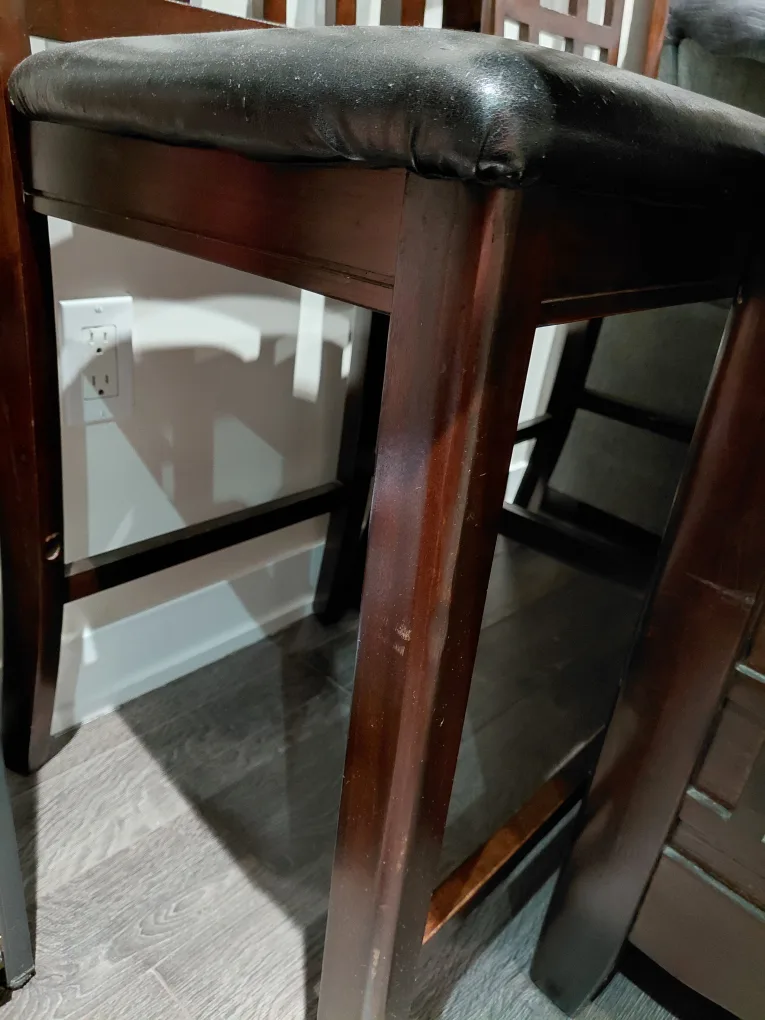 42 Inch Round Bar Height Table and Chairs image indicator(6)