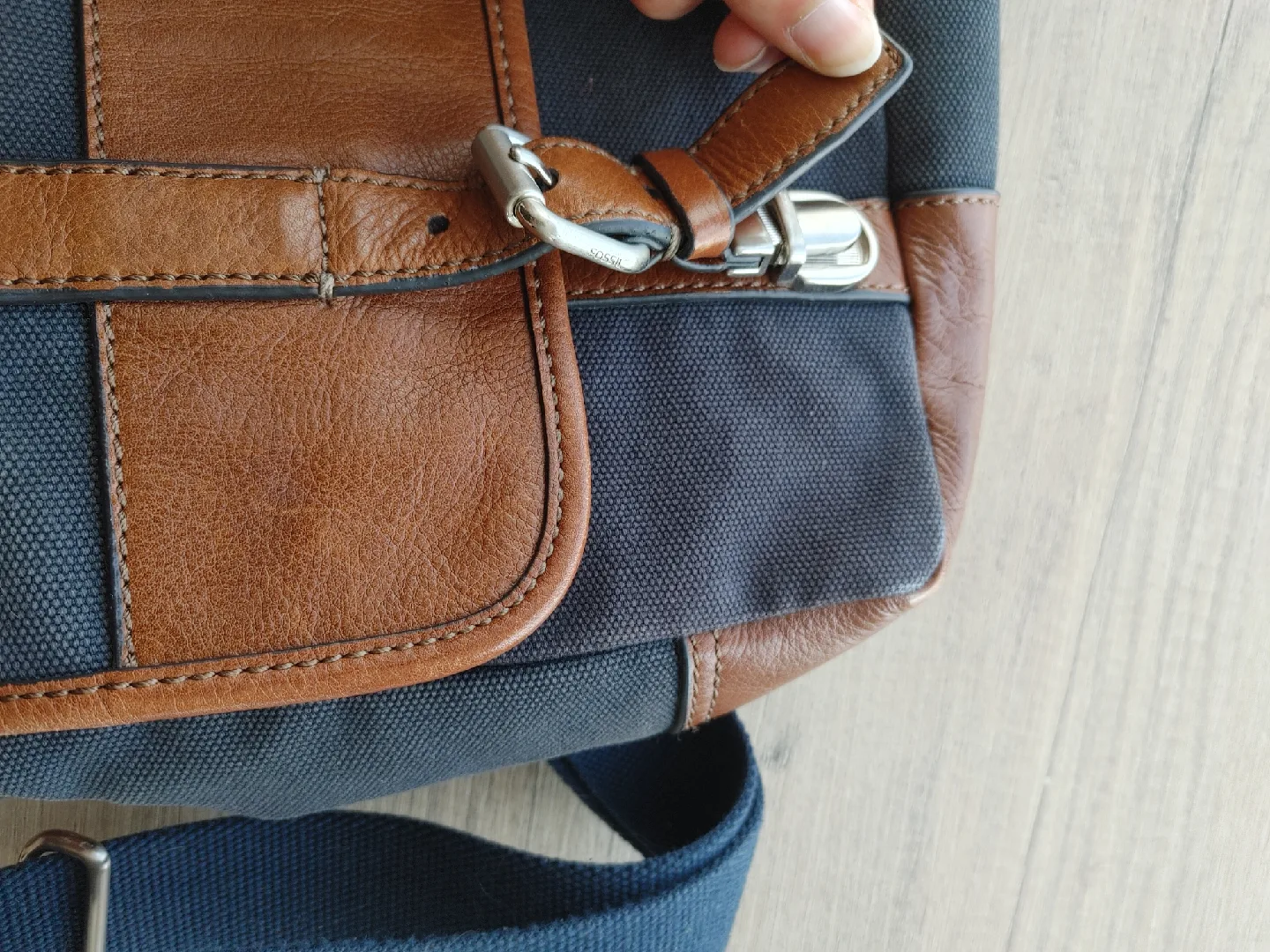 Fossil Messenger Bag image indicator(7)