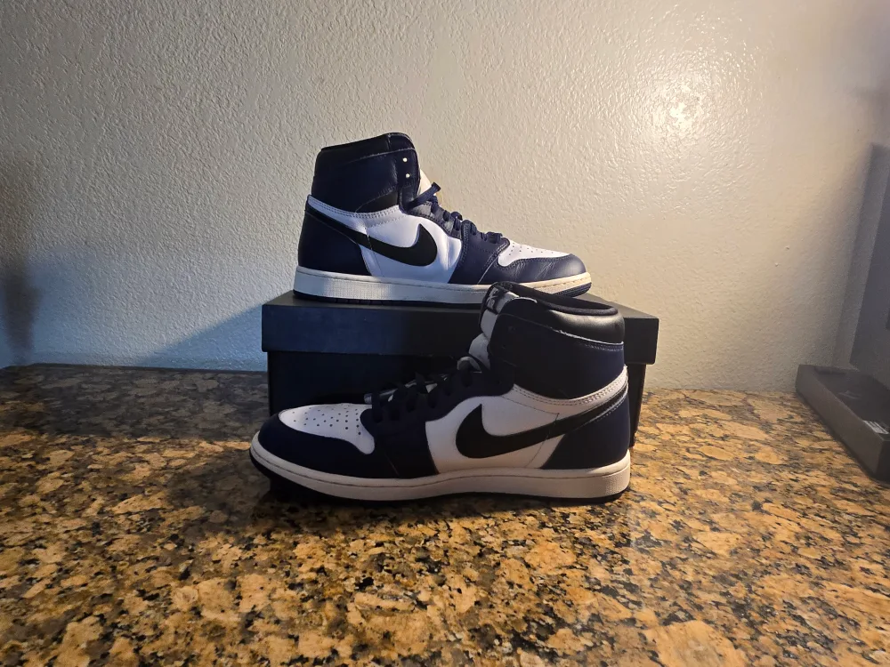 Air Jordan 1 Retro High OG 'Midnight Navy thumbnail