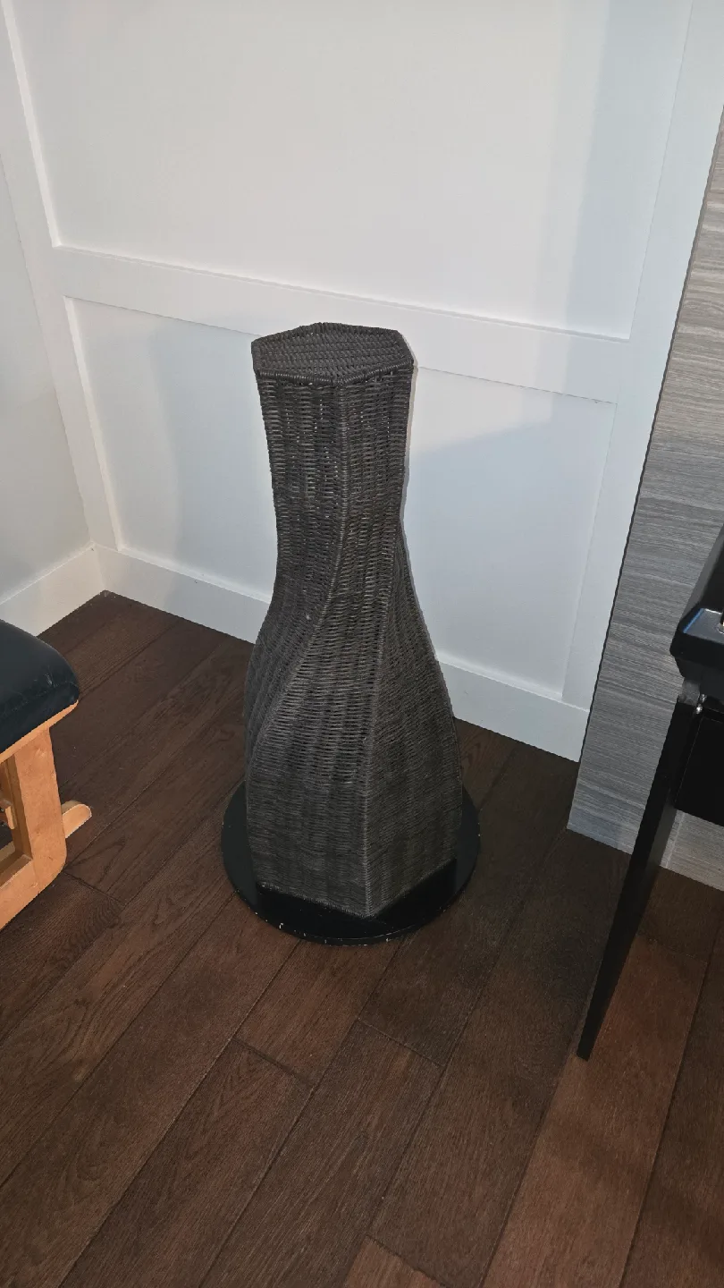 Woven cat scratching post. Very sturdy. Like new.