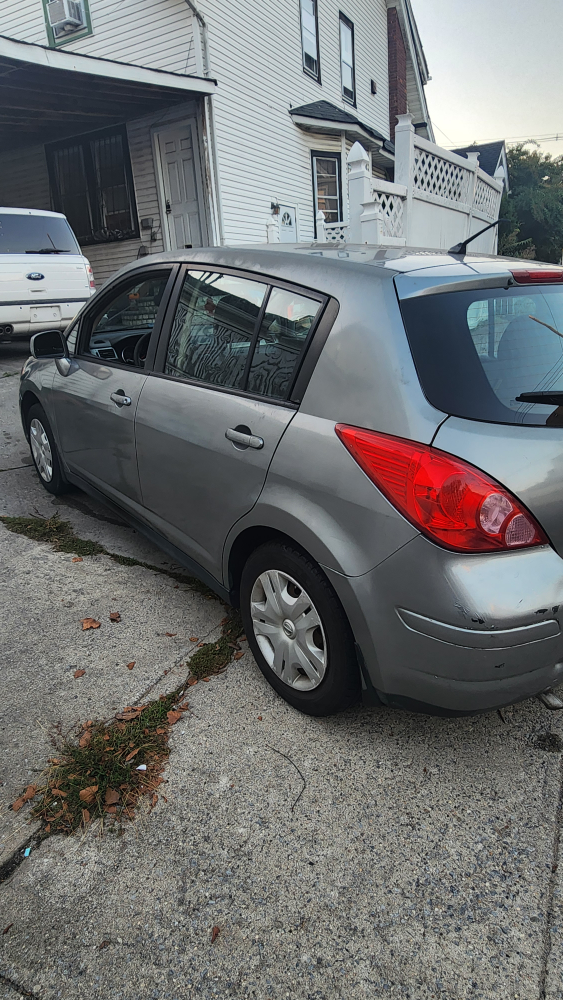 2011 Nissan Versa Hatchback *Negotiable* - photo 2