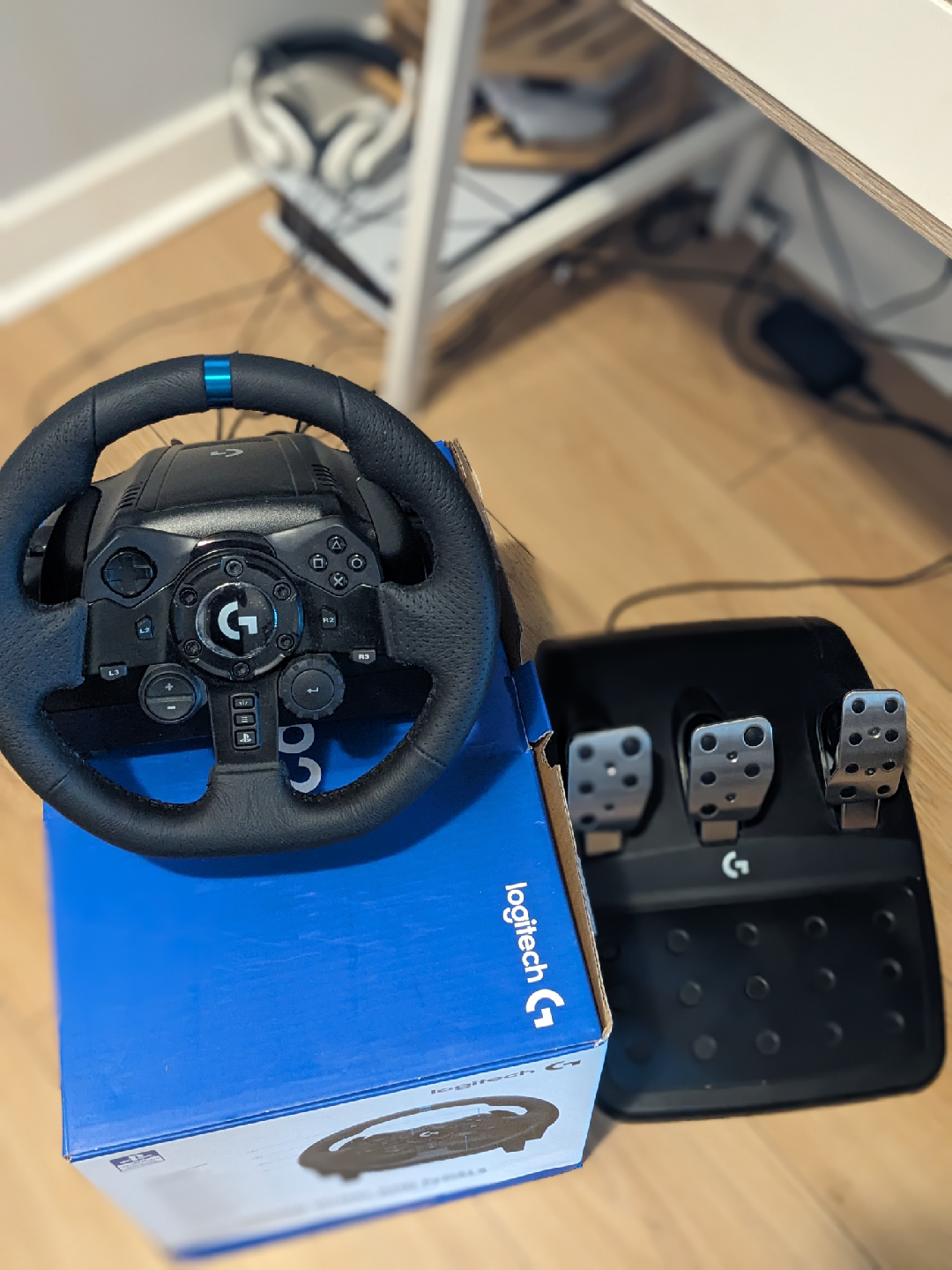 Logitech G923 Racing Wheel with Pedals - PlayStation - photo 4