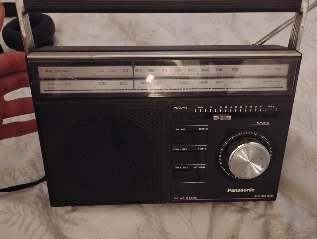 Vintage Panasonic FM-AM 2 Band Radio thumbnail