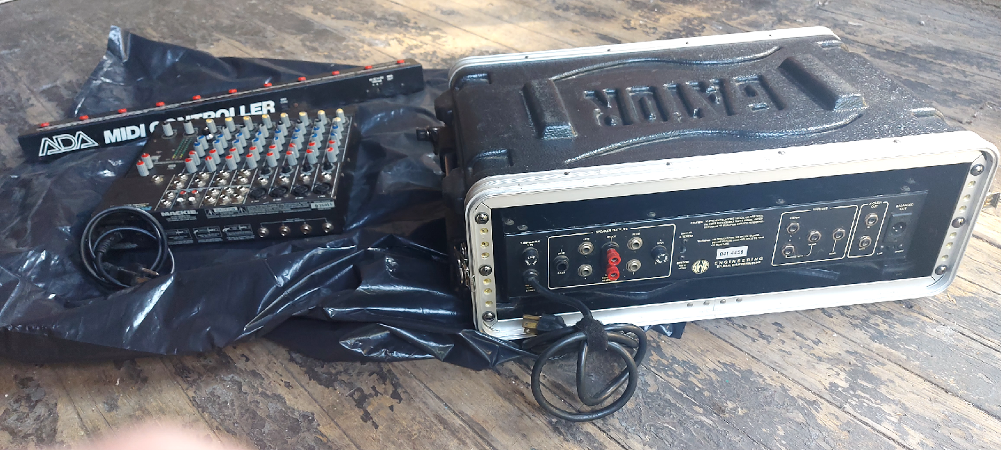 Mackie Mixer,Gator Case with SWR SM-400 Bass Amp, other - photo 3