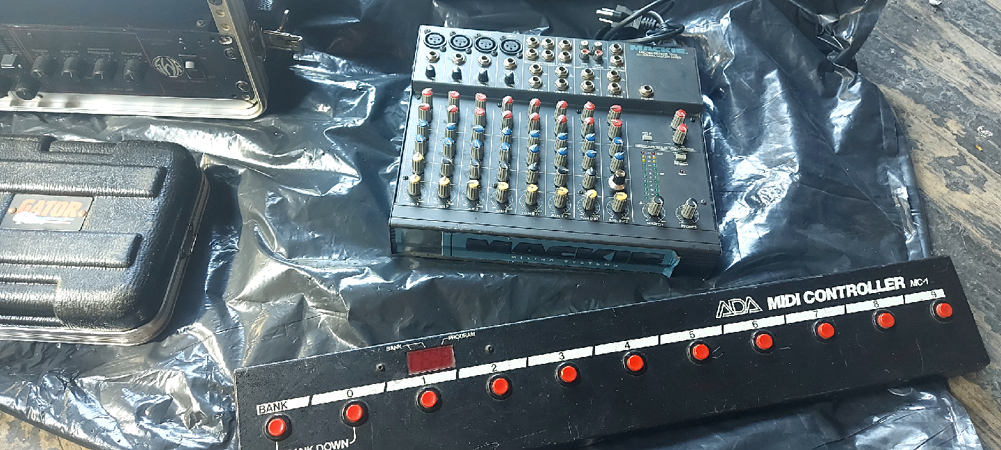 Mackie Mixer,Gator Case with SWR SM-400 Bass Amp, other - photo 4