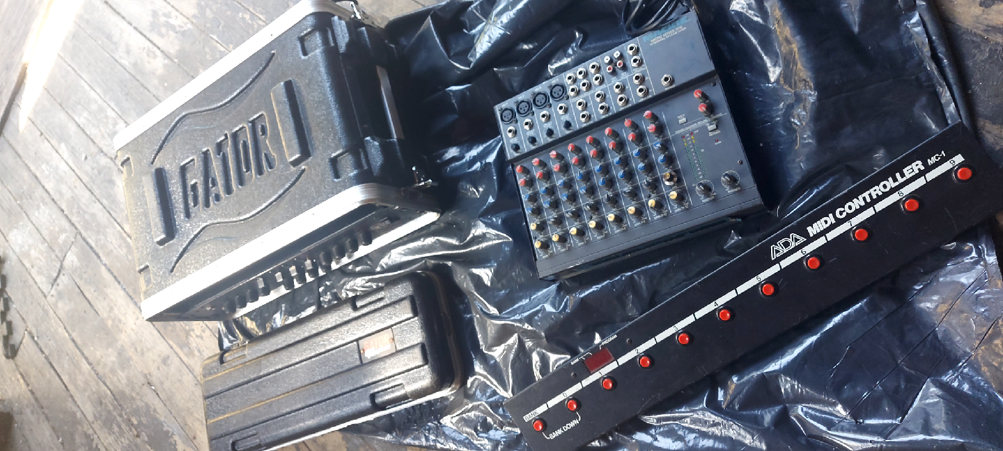 Mackie Mixer,Gator Case with SWR SM-400 Bass Amp, other - photo 5
