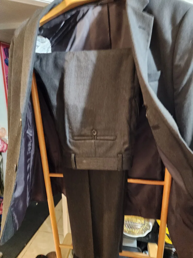 Banana Republic Tailored Fit Suit - 42R/34x34 image indicator(2)