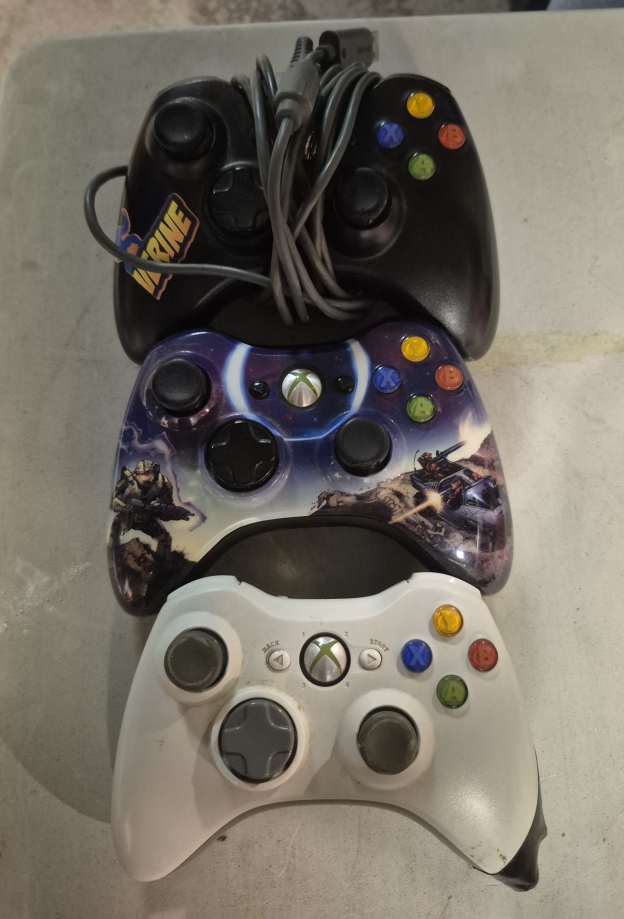 Xbox 360 Console with 3 Controllers - photo 3