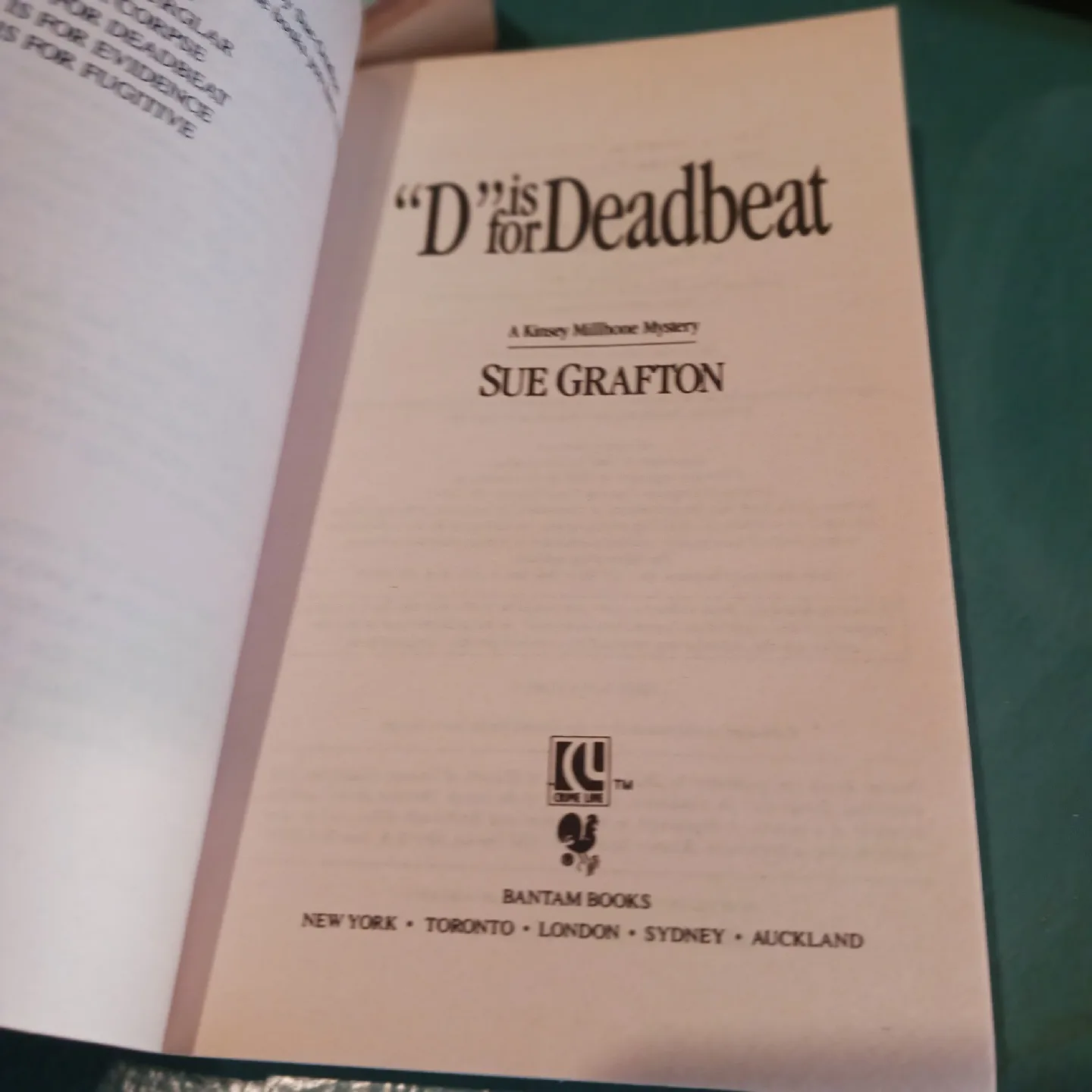 Kinsey Millhone Mysteries: 'C' and 'D' Paperbacks image indicator(5)