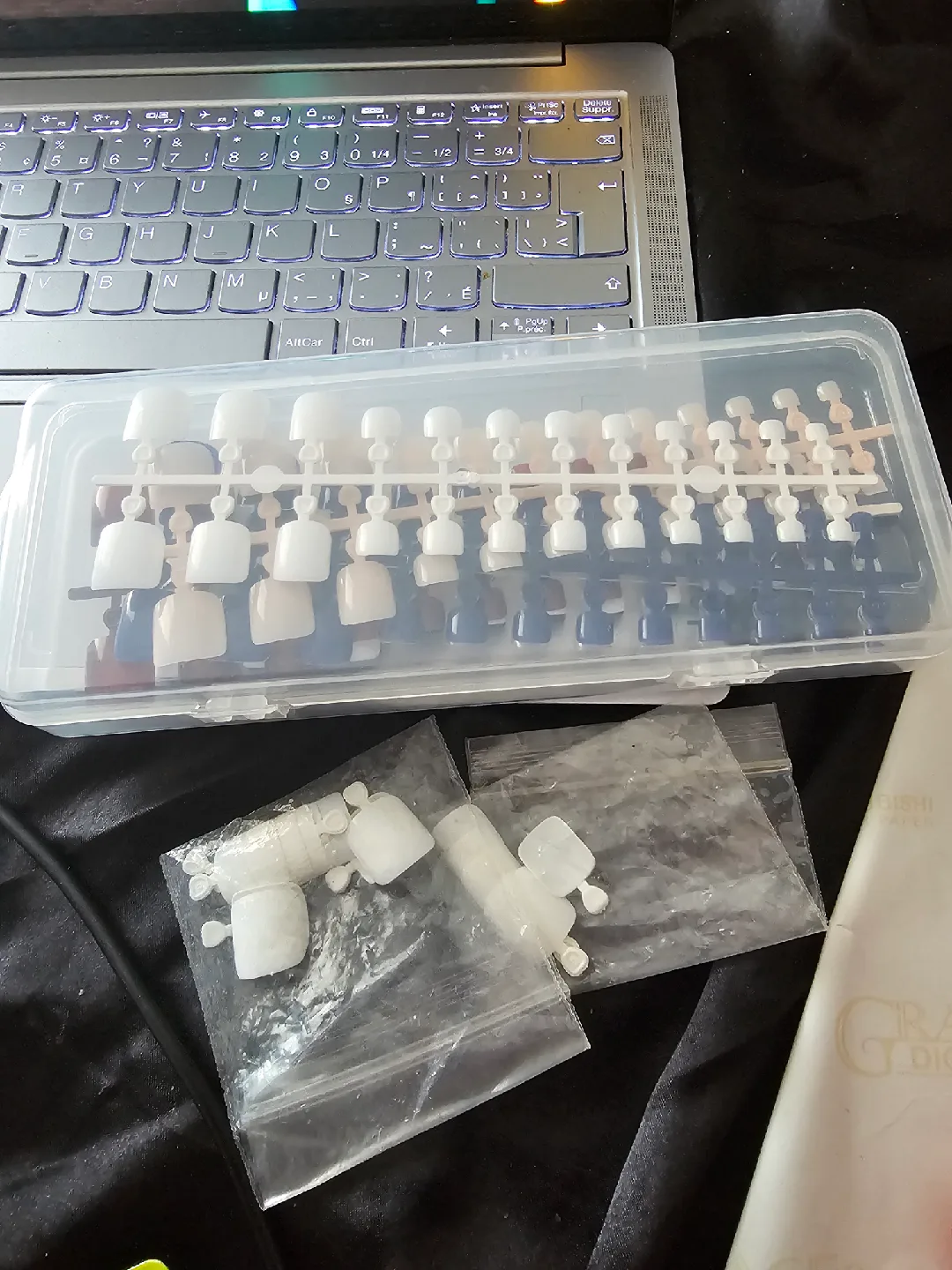 8 Colors Press-On Toe Nails Set image indicator(3)