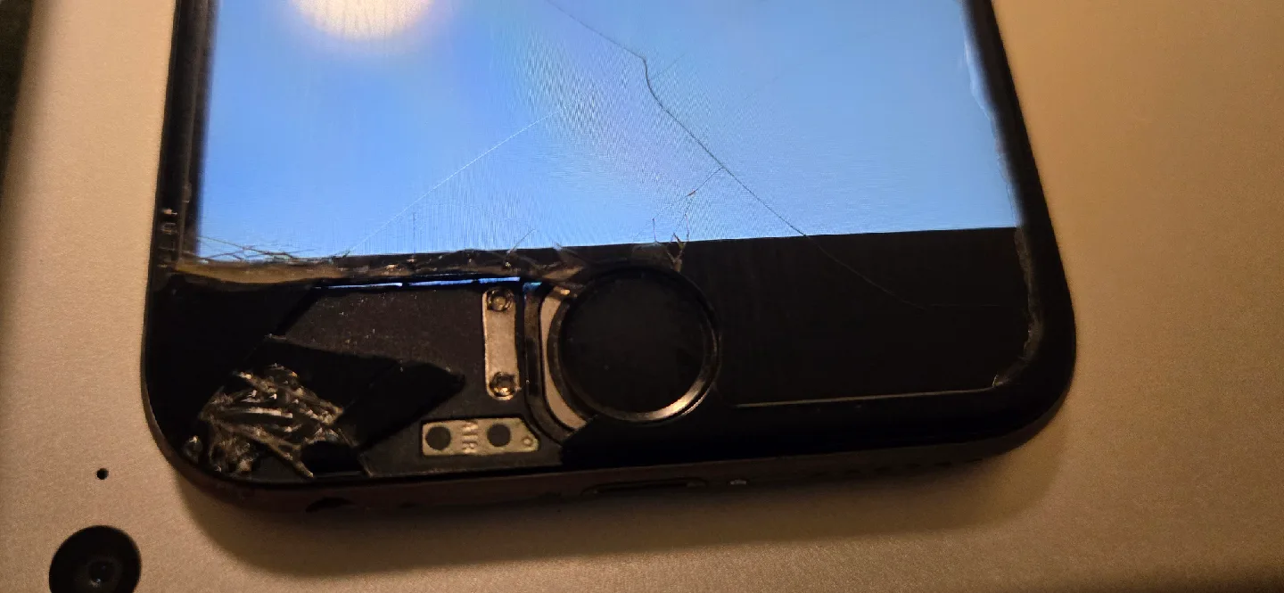 🥕iPhone 6s - Damaged Screen image indicator(2)