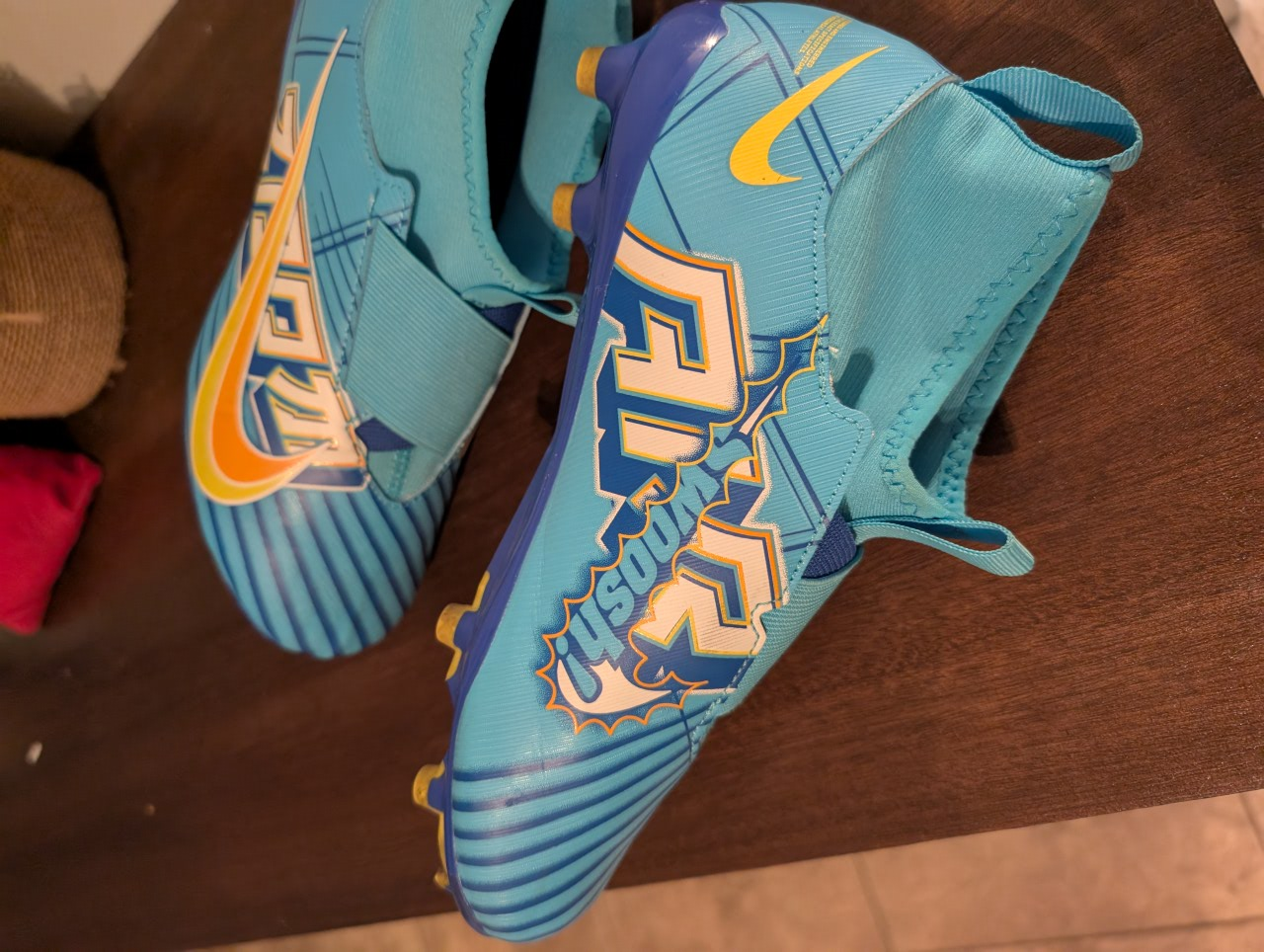 youth size 6 Nike zoom soccer shoes like new
