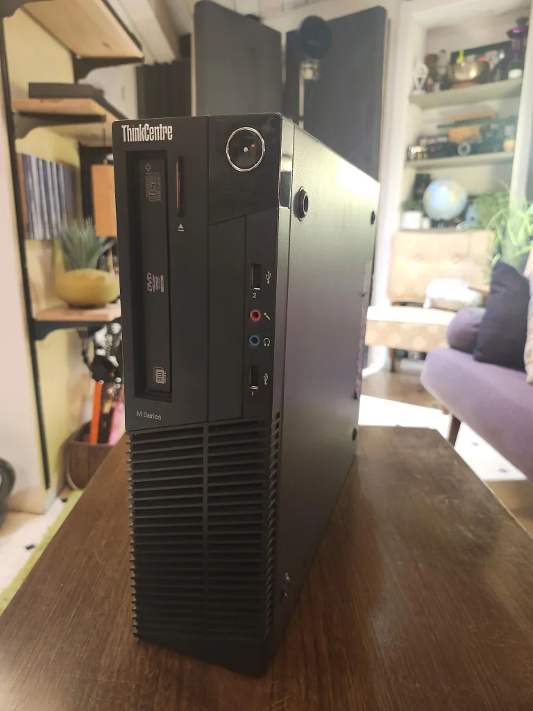 Lenovo ThinkCentre computer (pick-up Warden and Kingston) thumbnail