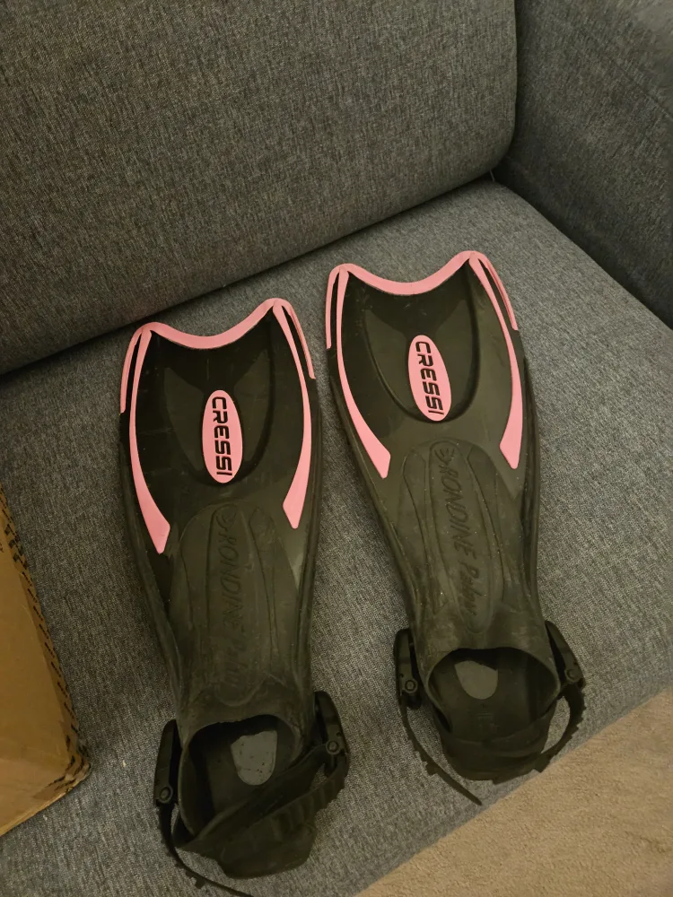 Cressi Rondine Palau Fins - Black & Pink thumbnail