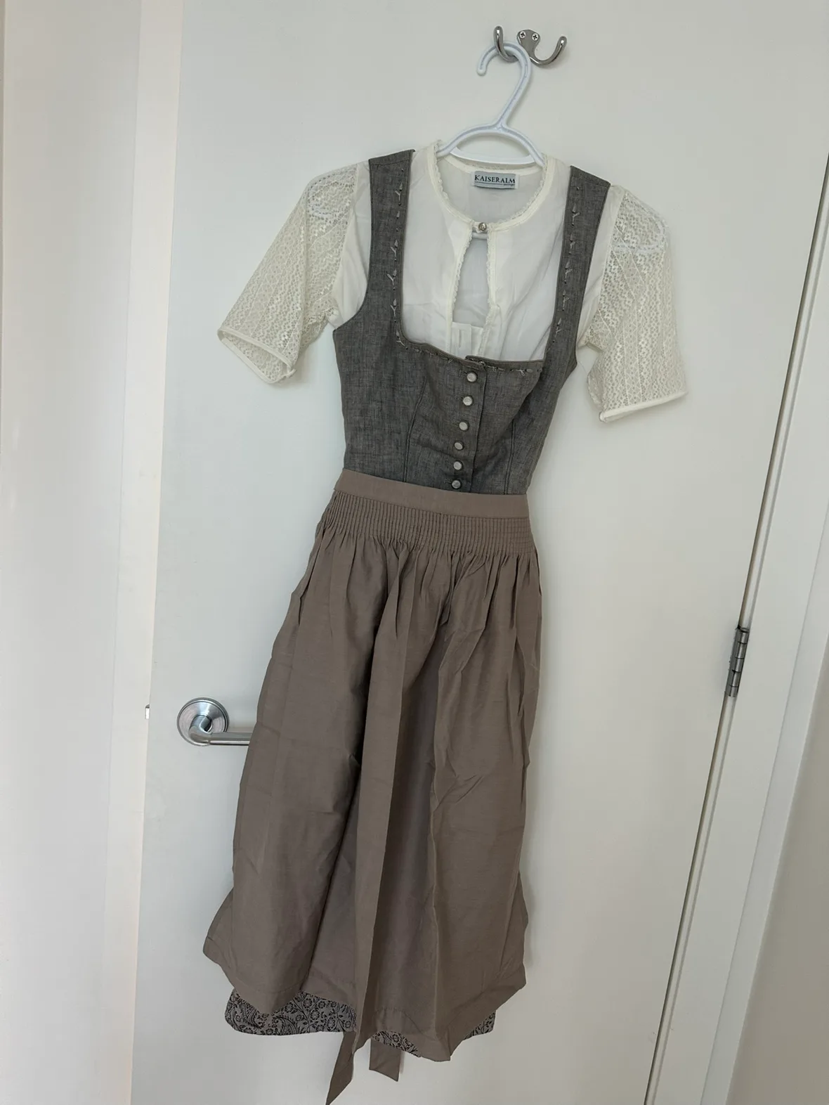 Dirndl set (US size 2) perfect for Oktoberfest! thumbnail