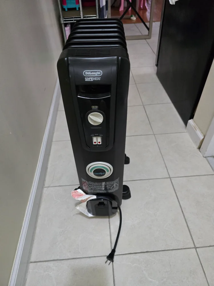 DeLonghi SAFEHEAT Oil-Filled Radiator Heater thumbnail
