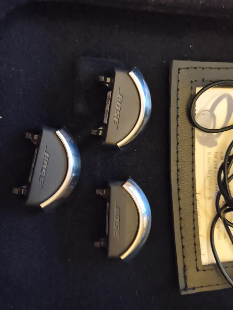 Bose QuietComfort 3 Acoustic Noise Cancelling Headphones image indicator(2)