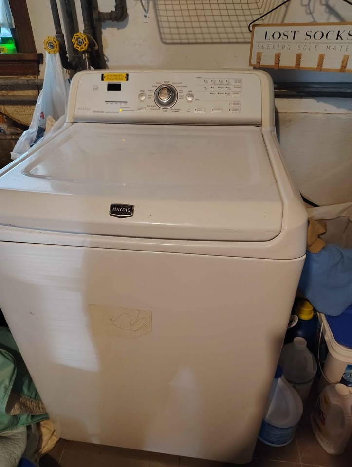 Maytag Bravos Quiet Series 300 Washer and gas Dryer set