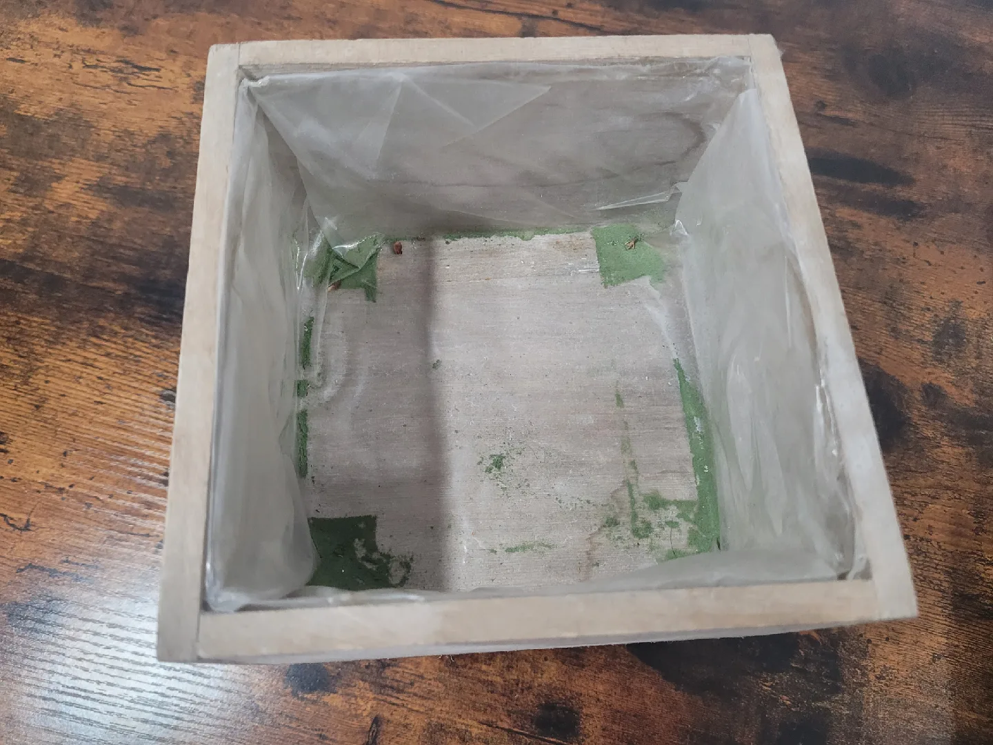 Wooden planter with metal stand image indicator(3)