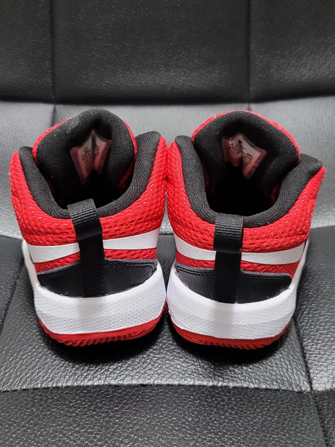 Nike Team Hustle Toddler Shoes - Size 9C image indicator(2)