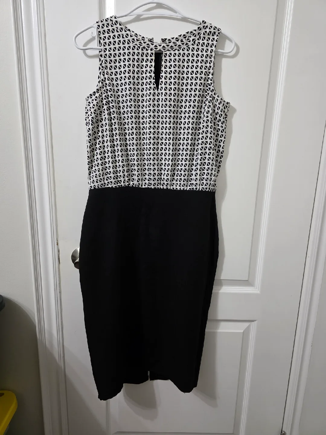 Le Chateau Black & White Dress - Size 6 thumbnail