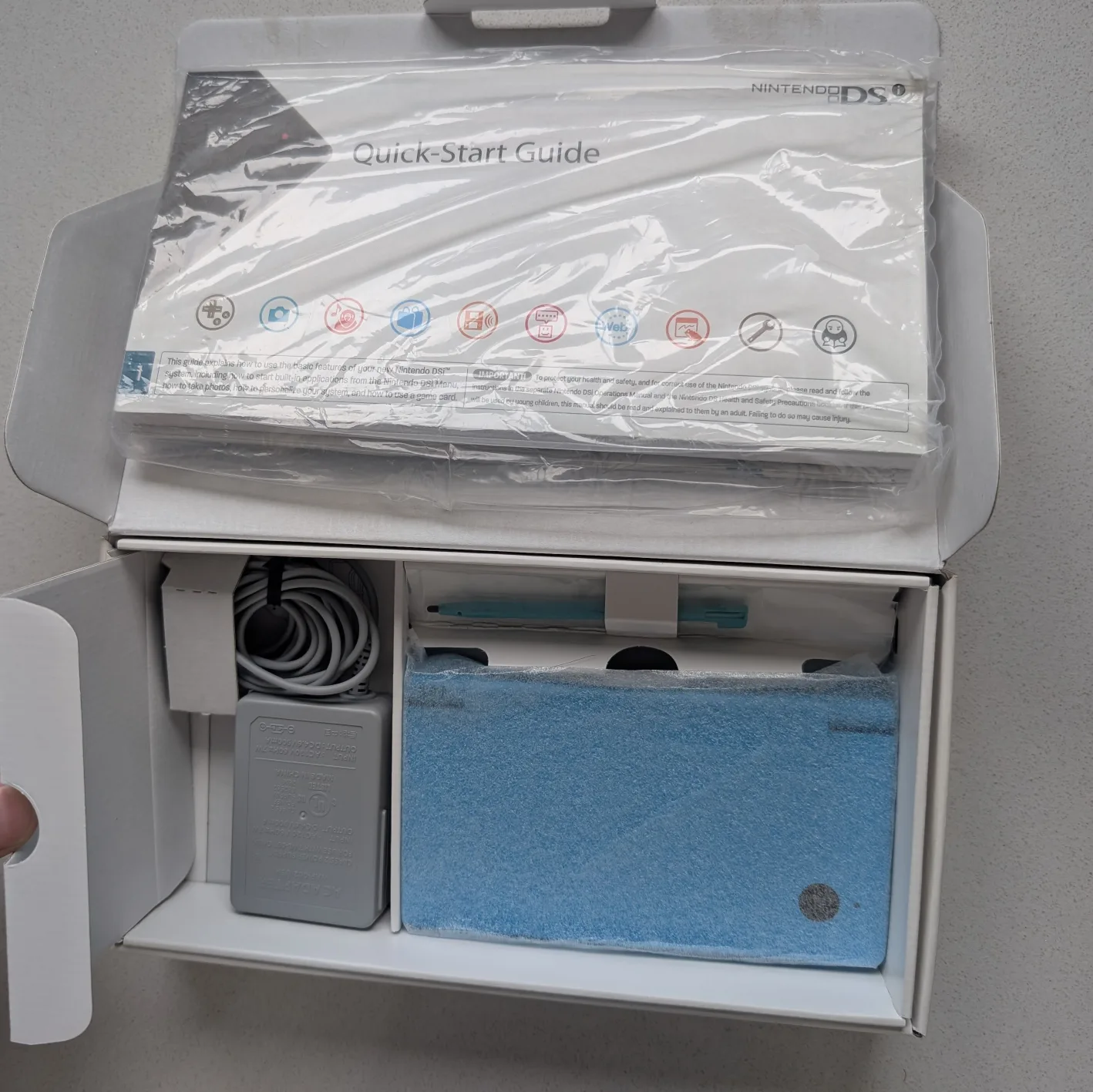 Nintendo DSi like new complete in box image indicator(3)