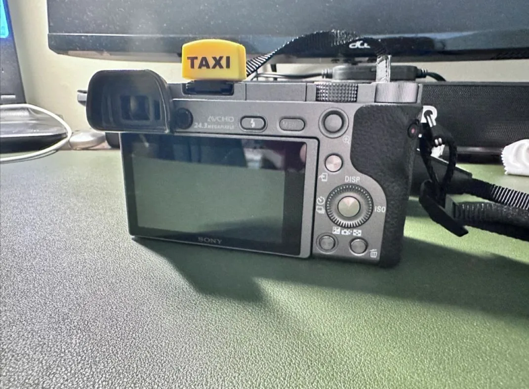 Sony a6000 Mirrorless Camera Kit with 2 Lenses & 4 Batteries image indicator(2)