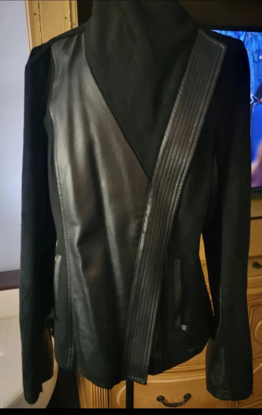 Guess Black Leather Jacket - Size M image indicator(2)