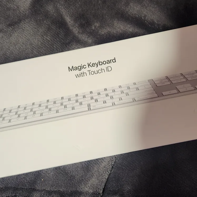 New Apple Magic Keyboard with Touch ID thumbnail