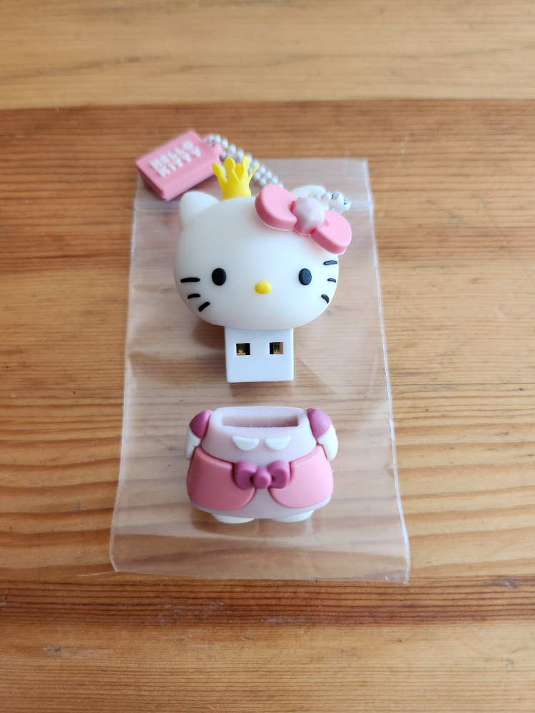 Hello Kitty Princess 16GB USB Drive 🥕