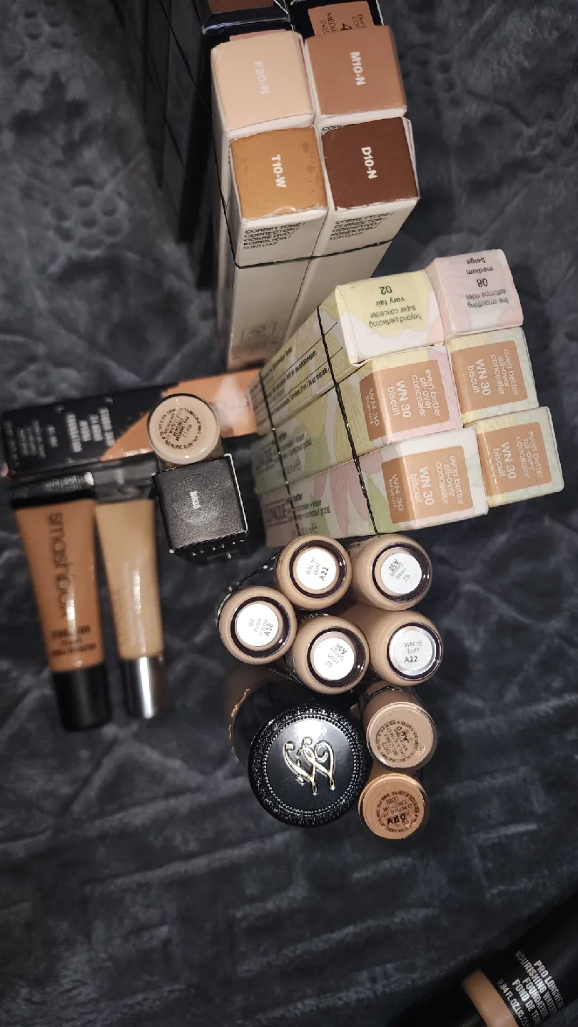 Mixed Concealers: MAC, Smashbox, Estee Lauder, Clinique, Halo image indicator(7)