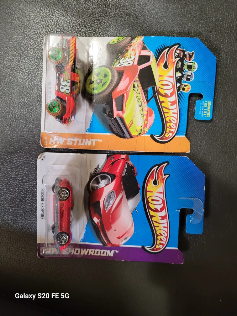 Hot Wheels Baja Truck & Porsche 918 Spyder thumbnail