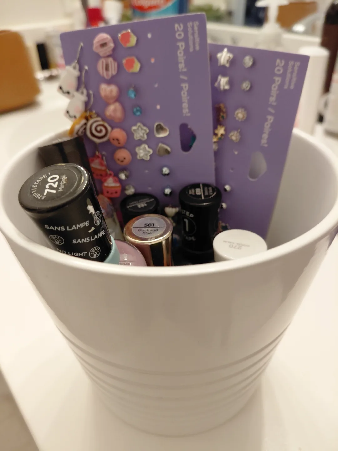 Free Flowerpot with pretty goodies image indicator(5)