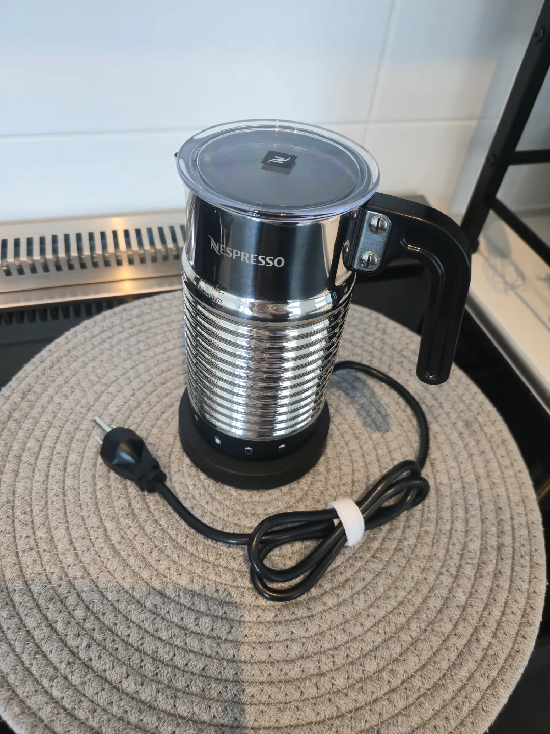 Nespresso Aeroccino 4 Milk Frother – Excellent Condition image indicator(2)