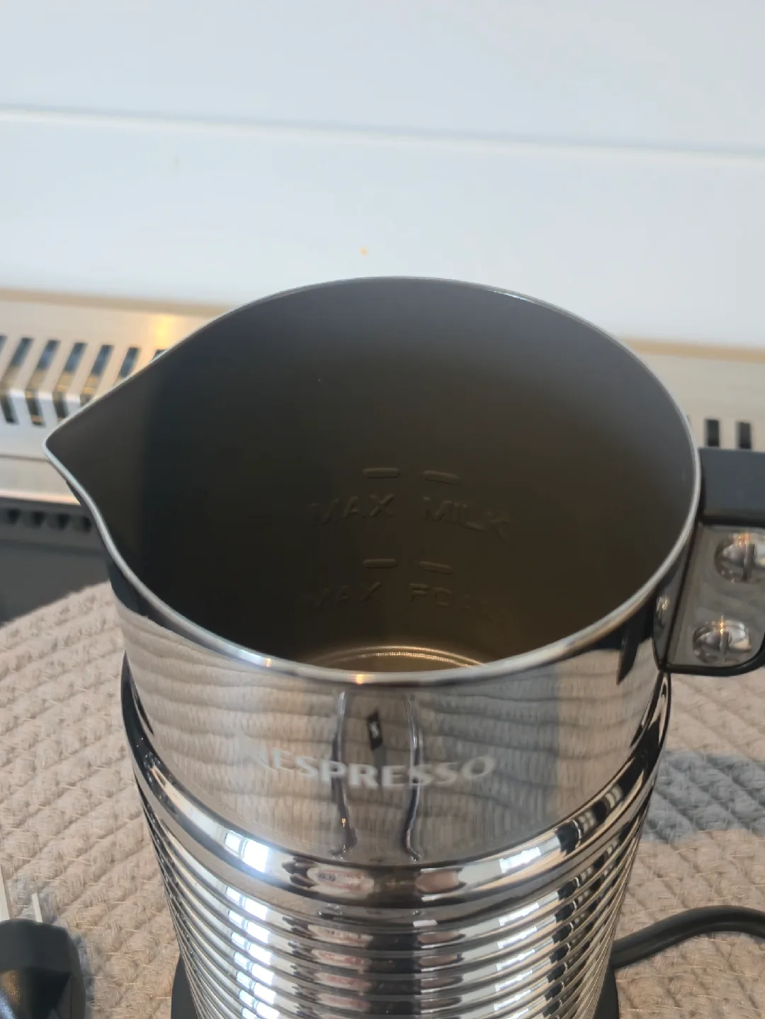 Nespresso Aeroccino 4 Milk Frother – Excellent Condition image indicator(4)