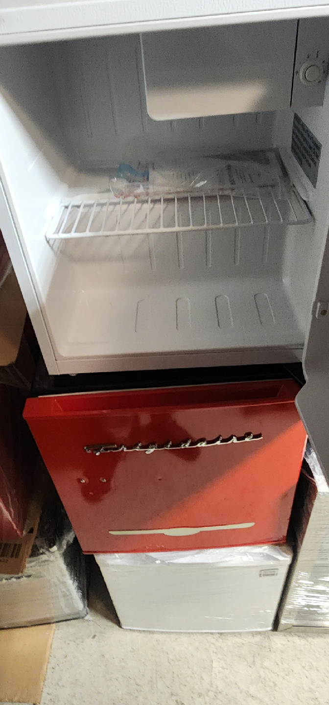 NO OFFERS! Frigidaire Retro (WHITE) Compact Fridge 1.6 cu.ft. - photo 4